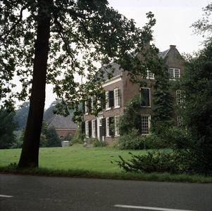 849373 Gezicht op het huis Rustenhoven (Dorpsweg 187) te Maartensdijk.